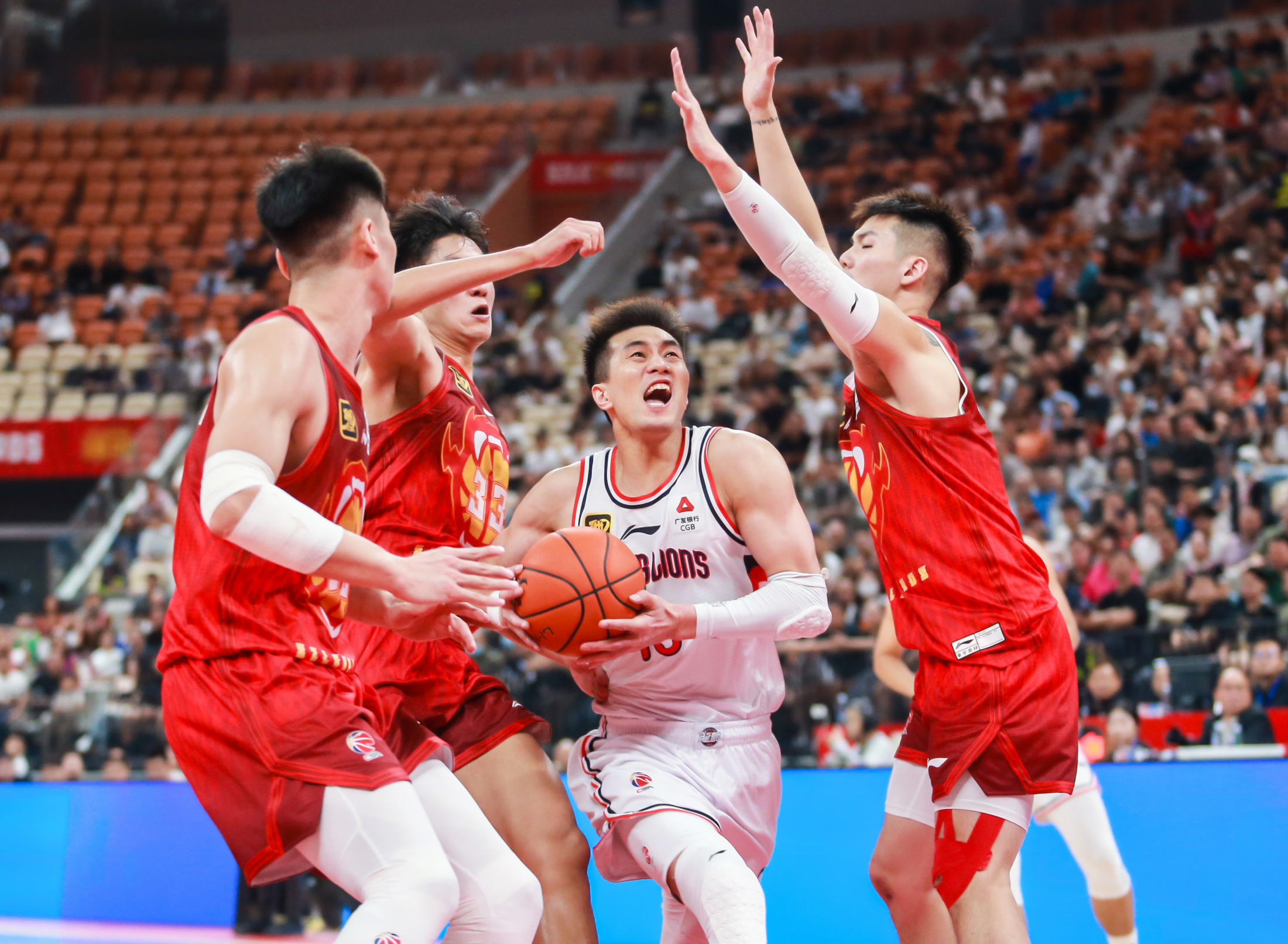 开云APP-中超今夜走向成谜，广州队遗憾出局，目标明确，身体对抗强度拉满