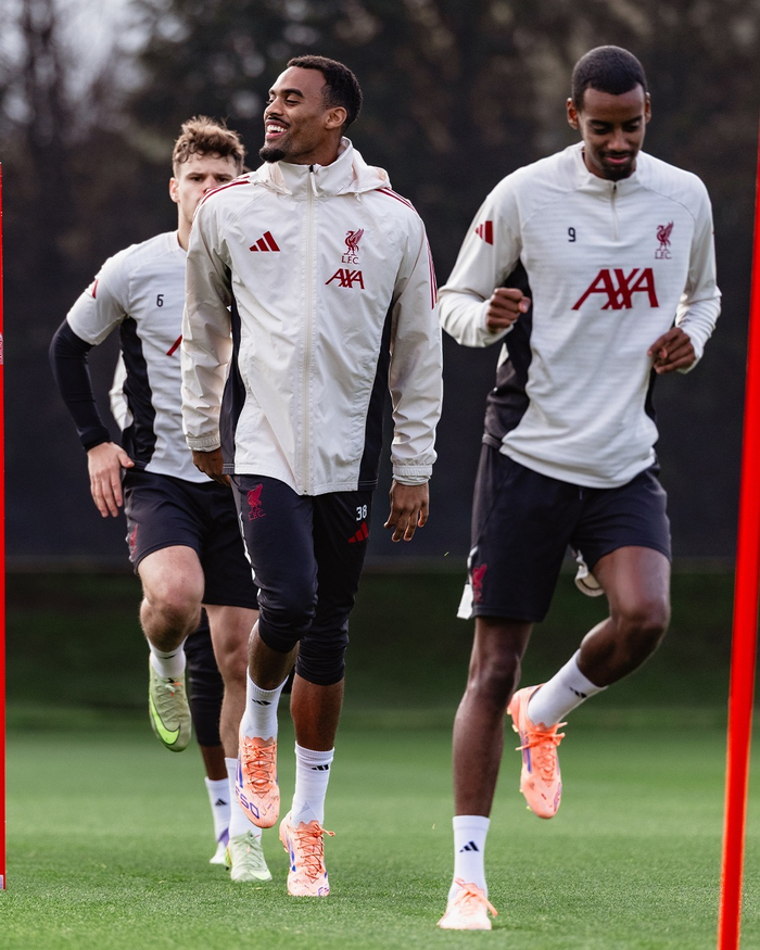 开云APP-利物浦训练开放日；关键时刻防线松动引欢呼；足总杯在即；团队化学反应显著的简单介绍